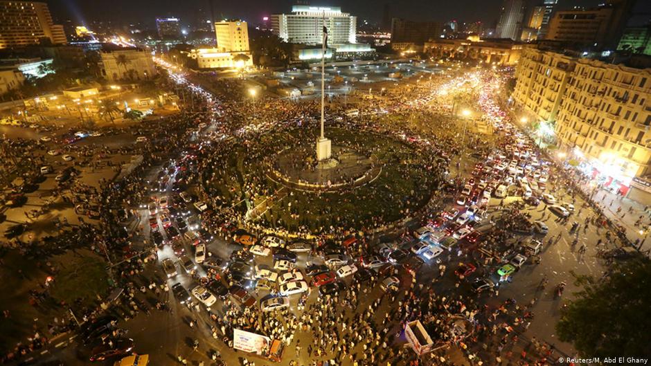 استلهم عصام أغنيته "ارحل" من هتافات المتظاهرين في ساحة التحرير في القاهرة. وقام بأدائها لهم هناك.