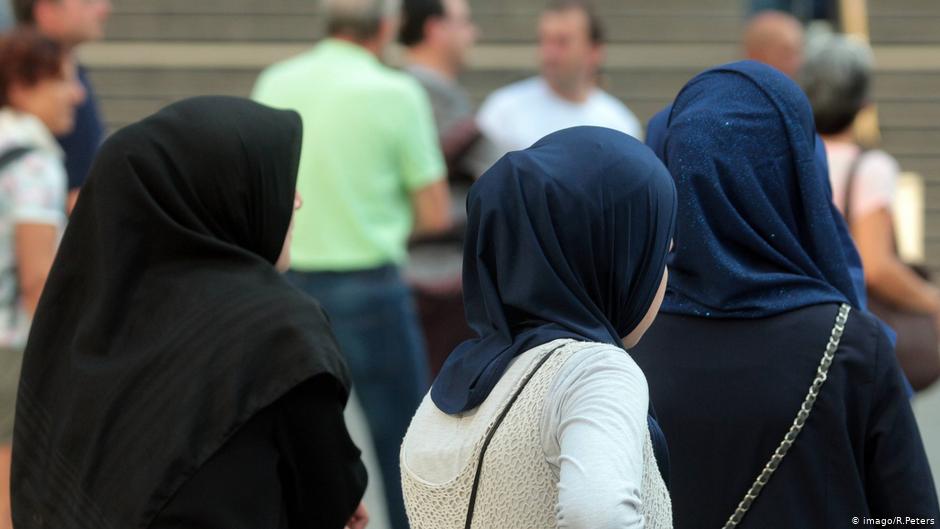 Muslimische Frauen mit Kopftüchern spazieren in der Innenstadt von München; Foto. Imago/Ralph Peters