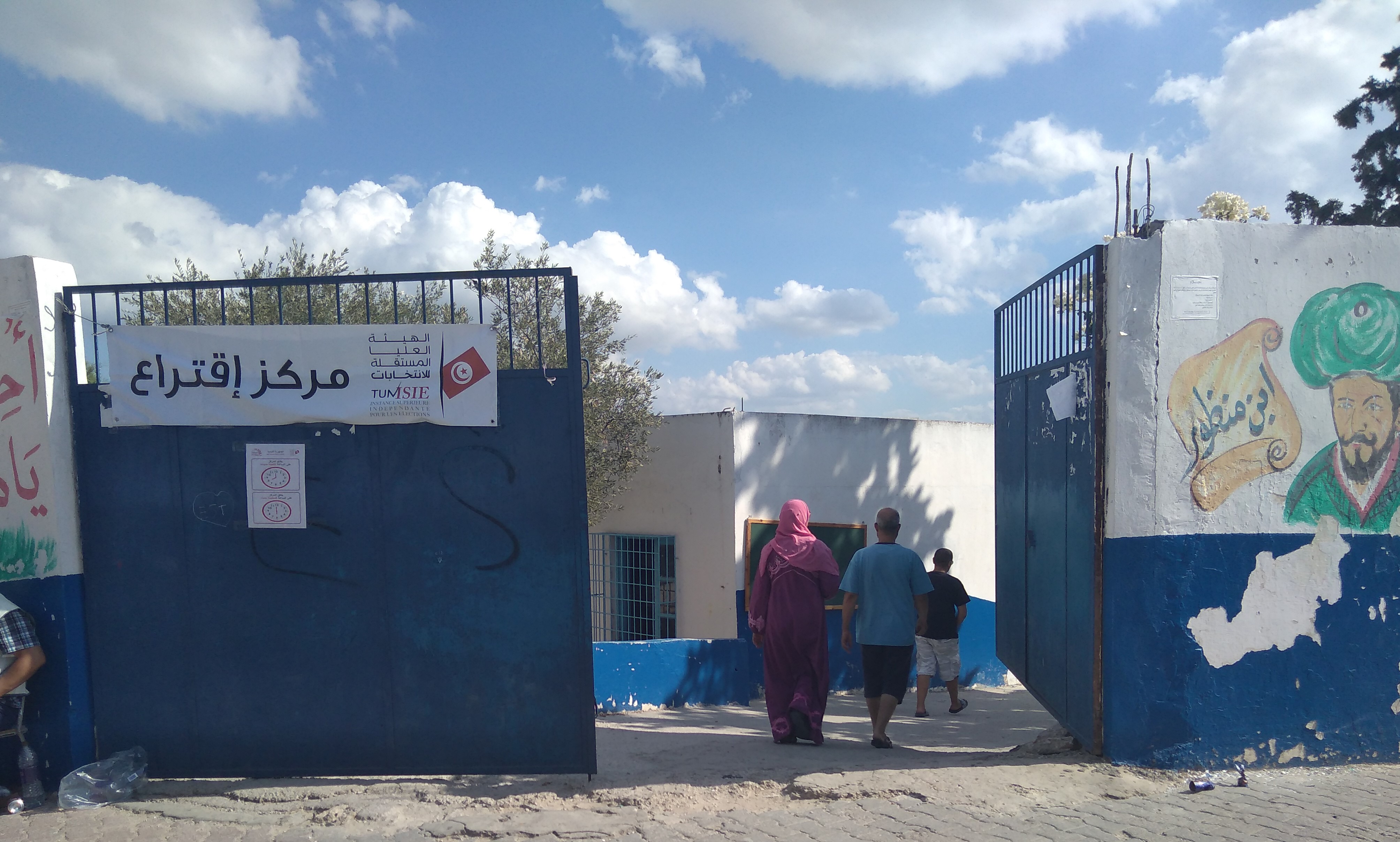 Voters trickle into a polling station in El Mourouj, outside Tunis (photo: Alessandra Bajec)