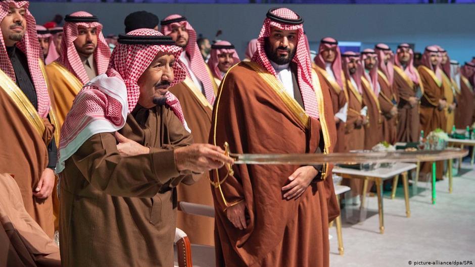 محمد بن سلمان يثير سخط النخبة الحاكمة بالسعودية. في الصورة مع والده الملك سلمان 