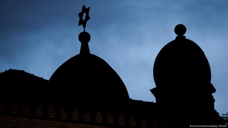 Silhouette of Halle synagogue following the attack on 10 October 2019 (photo: picture-alliance/dpa)