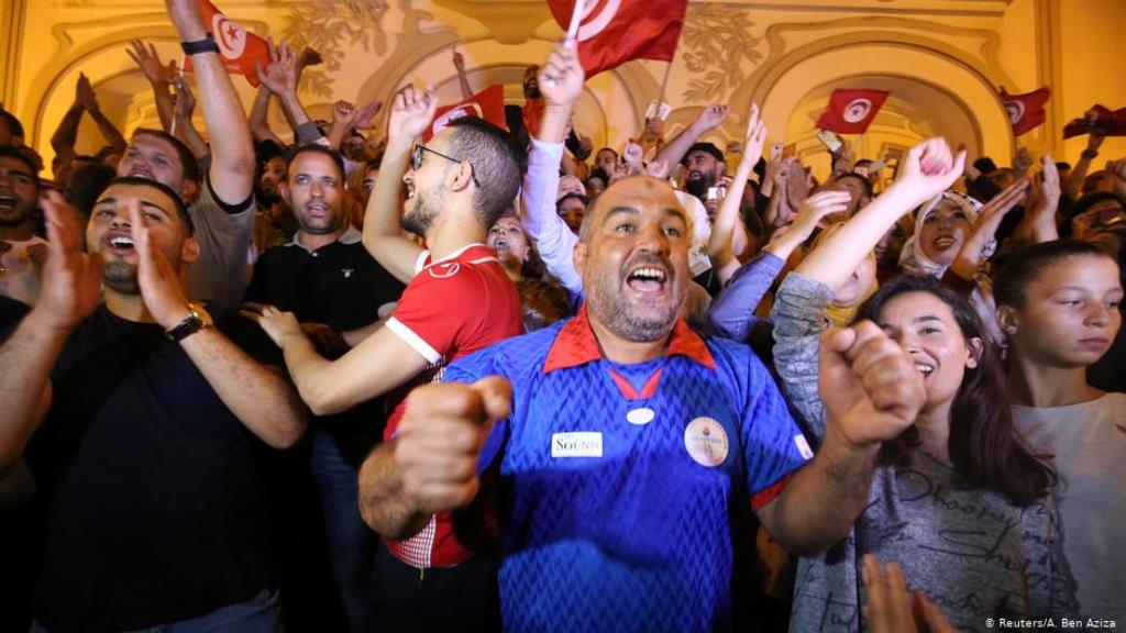 إثر انتخاب الرئيس قيس سعيّد رئيسا للبلاد، انطلقت في تونس مبادرات شبابية وشعبية