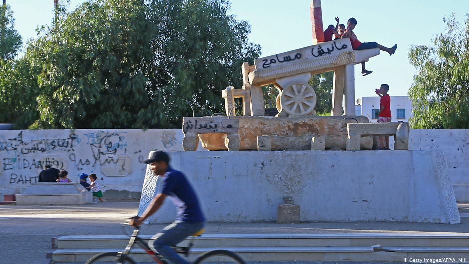 نصب تذكاري يخلد محمد البوعزيزي في ميدان رئيسي بمدينة سيدي بوزيد