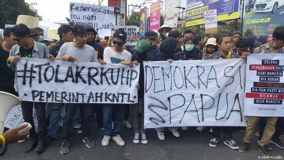 Students protest in Jakarta on 24.09.2019 against the deployment of additional troops in the restive province of Papua, the watering down of corruption legislation and a law prohibiting sex before marriage (photo: DW)