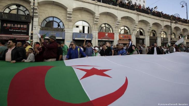 Anti-government protests in Algiers on 01.11.2019 (photo: picture-alliance/B. Bensalem)