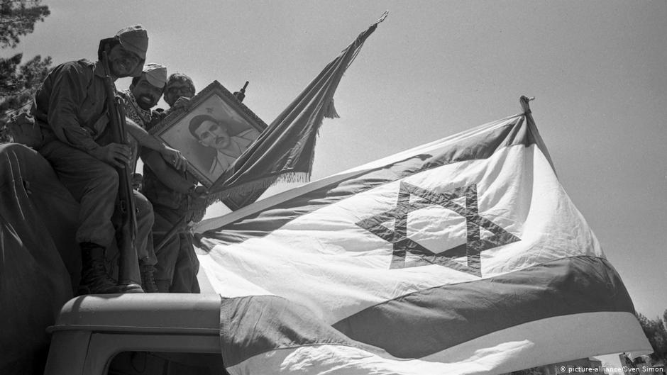 Israelische Soldaten mit Bild Gamal Abdel Nassers nach der Eroberung des Sinais im Sechstagekrieg; Foto: picture-alliance