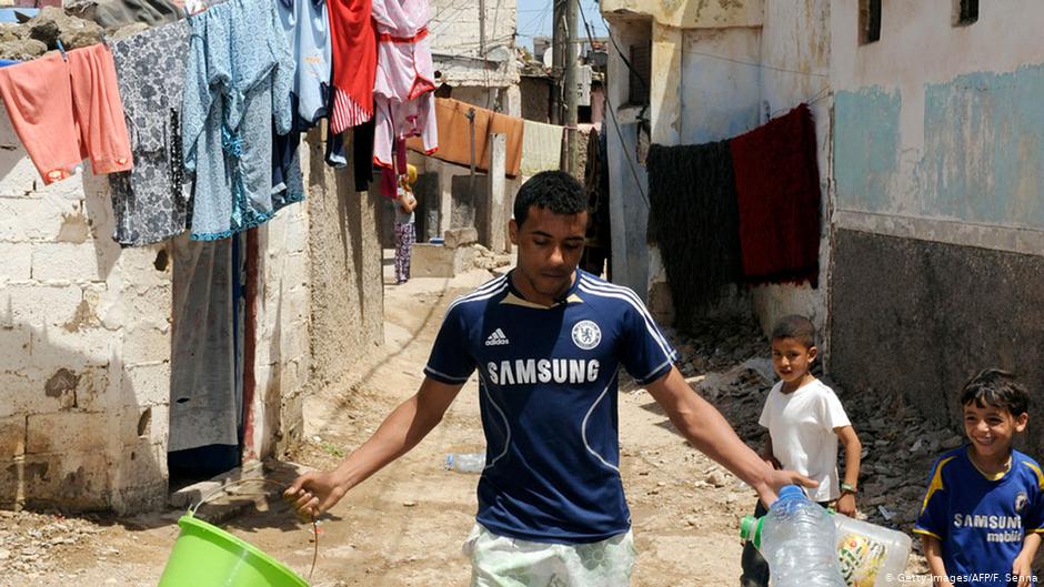في الأحياء الفقيرة بمدينة الدار البيضاء يعاني عشرات الآف الشبان غياب التأهيل والعمل وفرص بناء المستقبل 