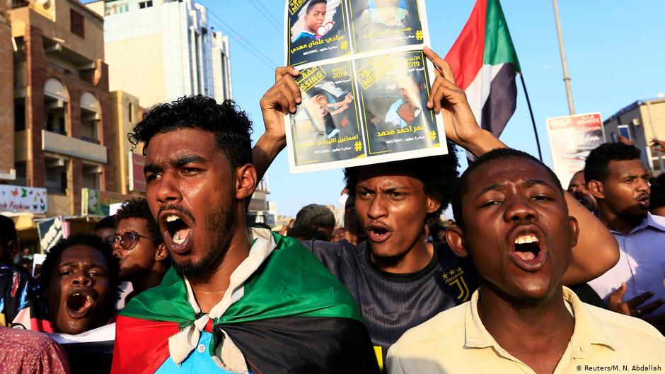 Sudanese demonstrate for the dissolution of Omar al-Bashir's National Congress Party (photo: Reuters/M. N. Abdallah) 