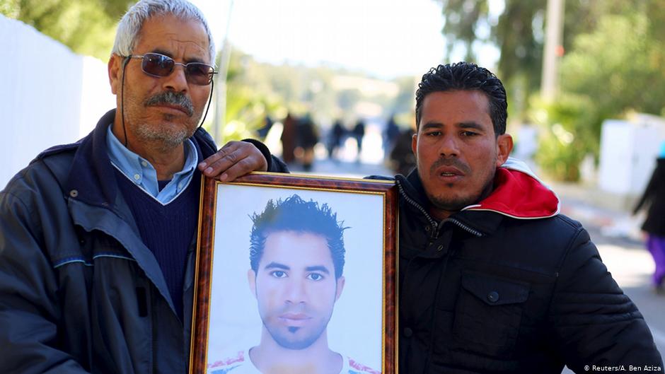 بعد مرور خمس سنوات من انتحار محمد البوعزيزي أقدم شاب تونسي آخر يدعى رضا اليحياوي على الانتحار بعد إقصائه من قائمة المنتدبين للوظيفة العمومية.  Foto: Reuters/A. Ben Aziza 