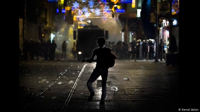 Protester plays guitar during Gezi protests (photo: Kemal Aslan)