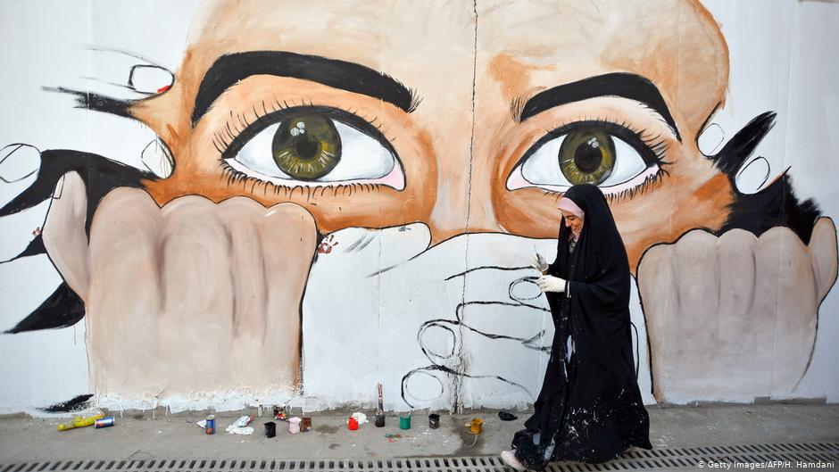 Wandmalerei gegen die Zentralregierung in Bagdad in einer Straße von Nadschaf; Foto: Getty Images/AFP