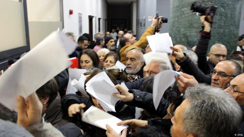 Concerned citizens petitioning against the Istanbul Canal Project in Izmir at the end of December 2019 (photo: DHA)