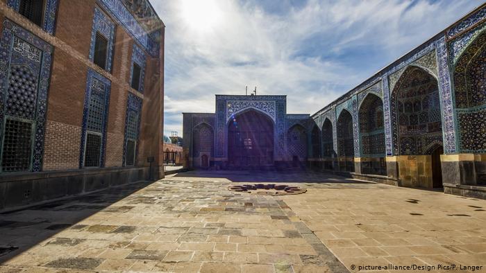 Ornate buildings including a shrine encompassing a stone street (photo: picture-alliance/Deisgn Pics/P. Langer)