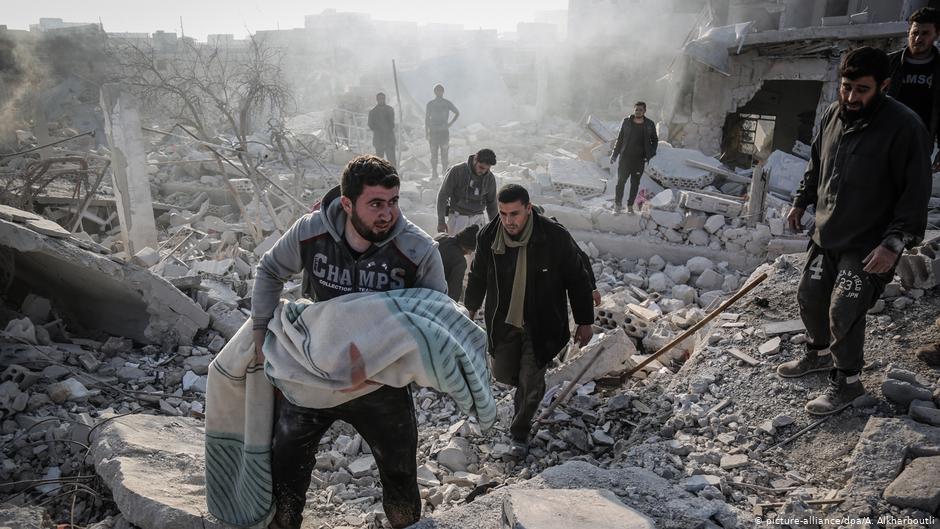 Zivilisten nach einem Luftangriff des Assad-Regimes in der Provinz Idlib; Foto: picture-alliance/dpa