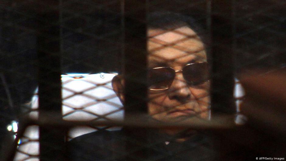 ألقي القبض على الرئيس المصري السابق في أبريل/ نيسان 2011 بعد شهرين من تنحيه عن الحكم، وبقي نزيل السجن والمستشفى العسكري إلى عام 2017 الذي شهد الإفراج عنه بعد تبرئته من تهم وجهت إليه في قضية قتل المتظاهرين خلال الثورة. وصدر حكم على مبارك بالسجن المؤبد (25 عاماً) في عام 2012 لإدانته بالتآمر لقتل 239 متظاهراً خلال الحركة الاحتجاجية التي استمرت 18 يوماً. لكن محكمة النقض، وهي أعلى محكمة مدنية مصرية، أمرت بإلغاء الحكم على مبارك ومسؤولين كبار آخرين في قضية قتل المتظاهرين وإعادة محاكمتهم أمام دائرة أخرى في محكمة جنايات القاهرة التي قضت بإسقاط التهم عنهم. وصدر الحكم ببراءة مبارك في قضية قتل المتظاهرين في عام 2017.
