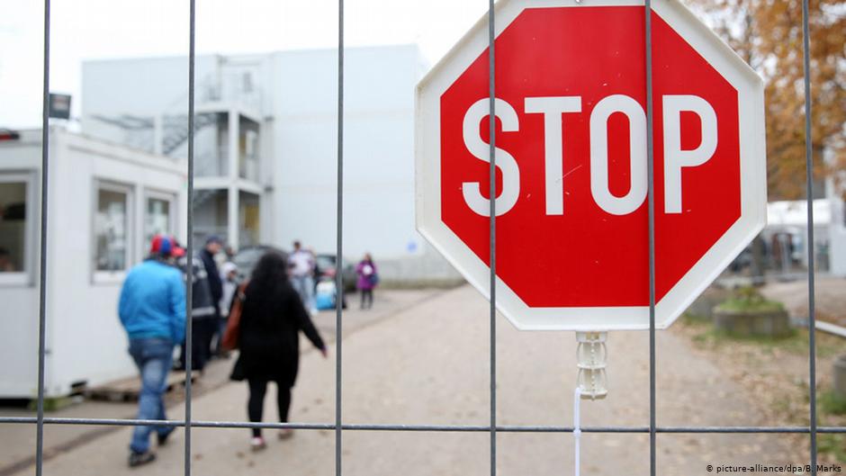 أعلنت سلطات ولاية مكلنبورغ فوربومرن في شرقي ألمانيا، عن إصابة طالب لجوء سوري (24 عاماً) بفيروس كورونا المستجد، في مركز استقبال اللاجئين بمدينة شفيرين عاصمة الولاية. وقد أكدت السلطات الصحية في الولاية إصابة طالب اللجوء السبت (14 مارس/ آذار2020).