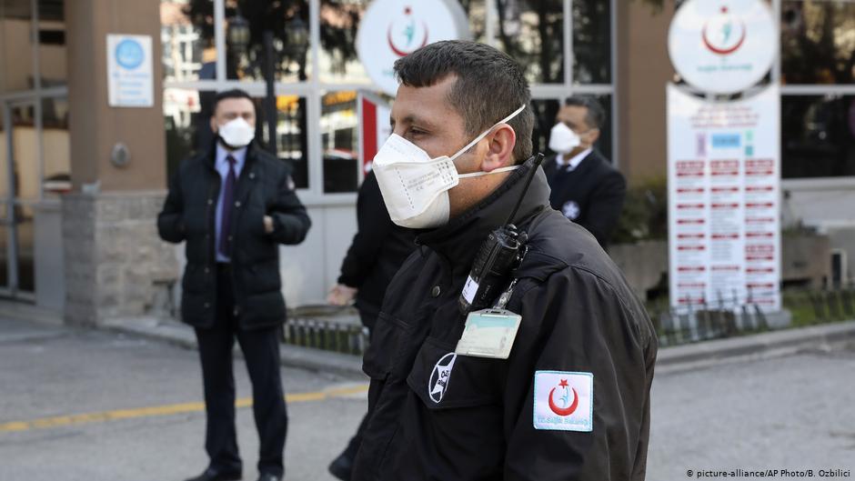 Mitarbeiter des "Zekai Tahir Burak"-Krankenhauses in Ankara nach Bekanntwerden eines Corona-Verdachtsfalls in der türkischen Hauptstadt; Foto: picture-alliance/AP