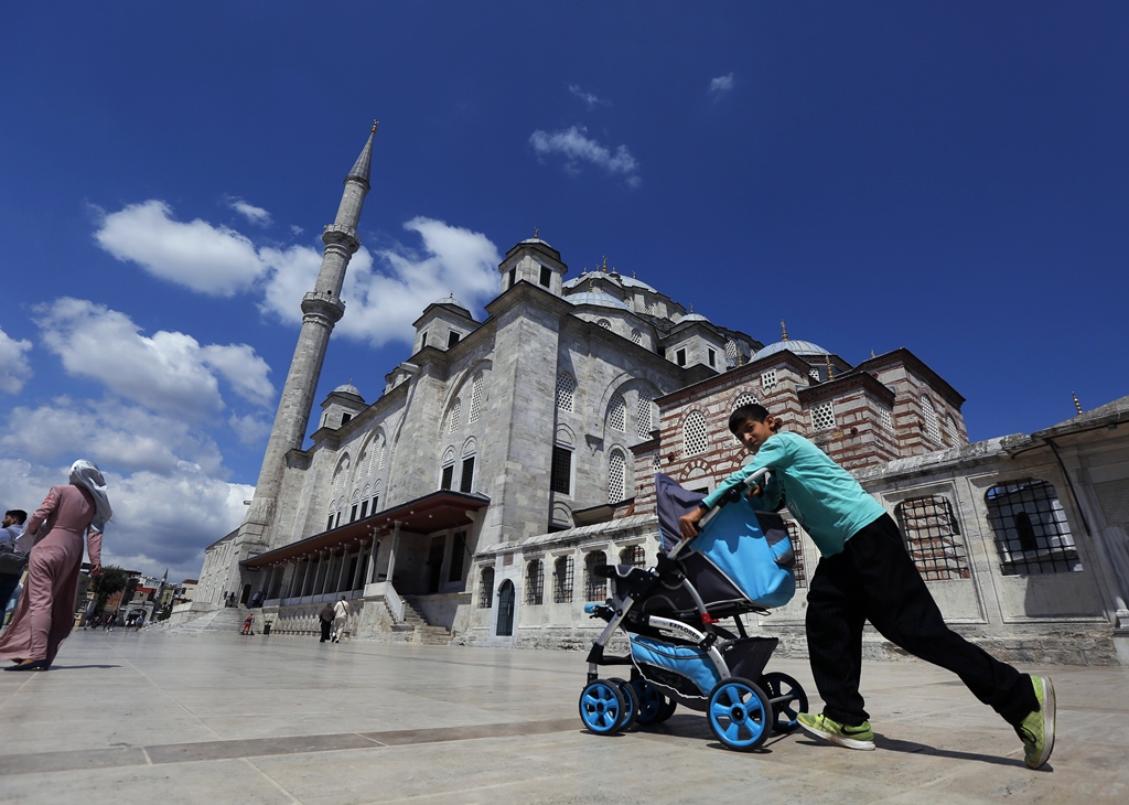 صبي سوري يجر عربة أطفال أمام مسجد الفاتح في اسطنبول، تركيا، الصورة التقطت في 20 أغسطس 2019 (AP Photo/Lefteris Pitarakis) | picture alliance/AP Photo