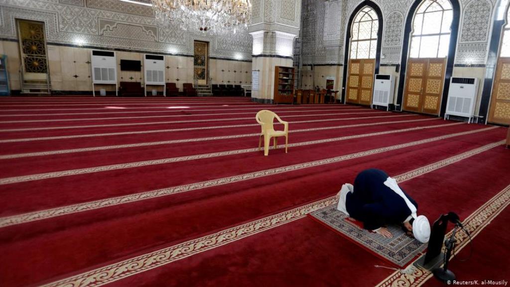 الإمام وحده يصلي في مسجد ببغداد: