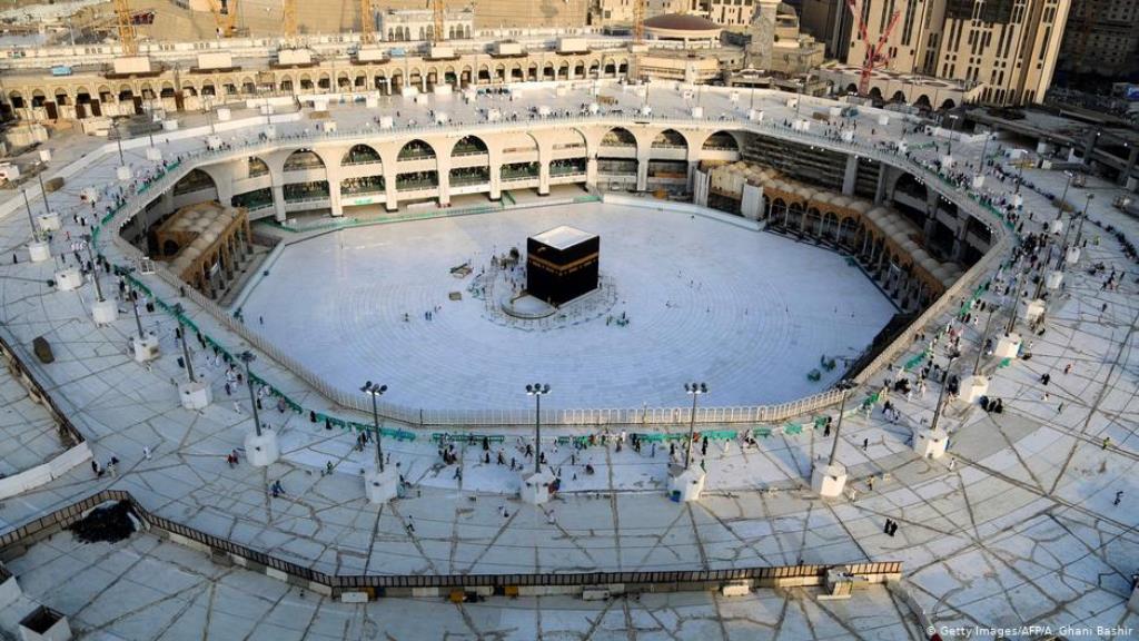ظهر المسجد الحرام والمسجد النبوي في السعودية شبه فارغين، بعد إعلان السلطات تعليق الحضور والصلوات في الساحات الخارجية، لكن الصلاة استمرت داخل الحرمين.