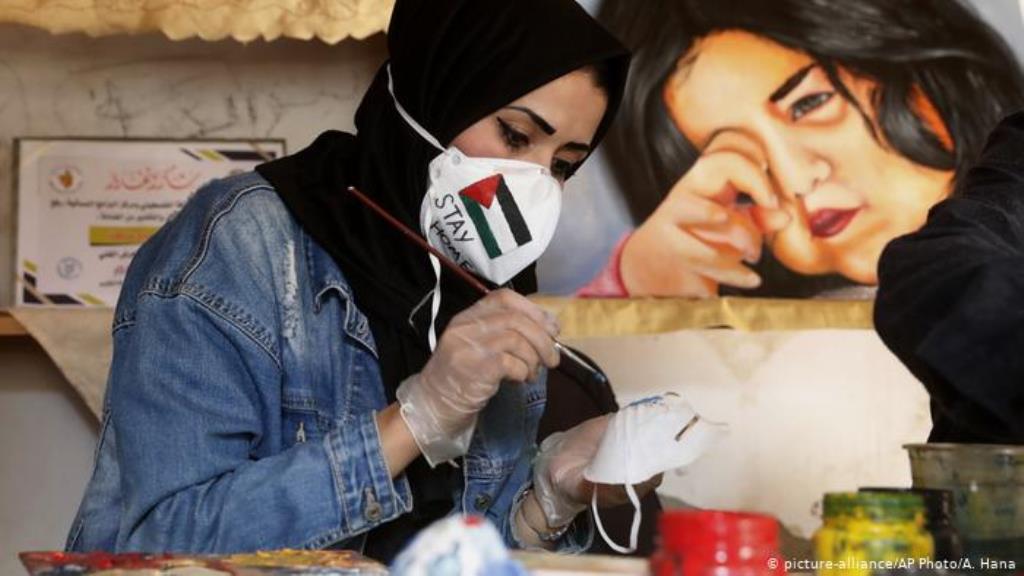 كورونا في غزة: كمامات مرسومة..للوقاية!