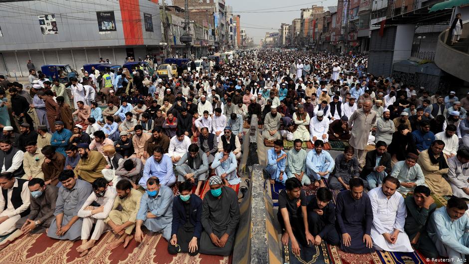 Muslims gather for Friday Prayers in Peshawar amid the coronavirus outbreak (photo: Reuters/F. Aziz)