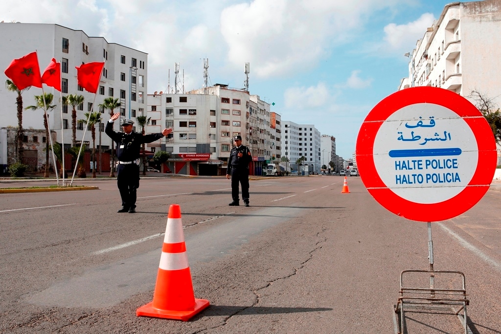 المغرب خلال جائحة كورونا. نقطة تفتيش في مدينة الدار البيضاء في مارس 2020. الصورة AP