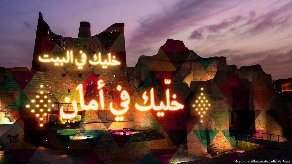 Illuminierte Botschaft an die saudische Bevölkerung, während der Corona-Pandemie zuhause zu bleiben, Salwa Palast in Diriy, Saudi-Arabien; Foto: picture-alliance/abaca/Balkis Press