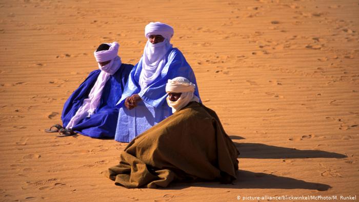 Three Tuareg men in the desert (photo: picture-alliance/blickwinkel/McPhoto/M. Runkel)
