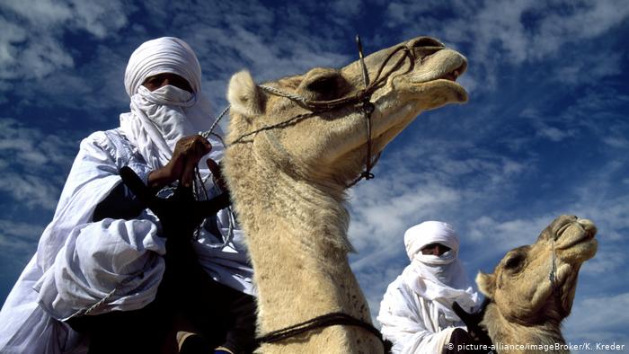 Two Tuareg men on camels (photo: picture-alliance/ImageBroker/K. Kreder)