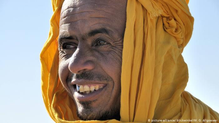 Berber man wearing a yellow litham (photo: picture-alliance/blickwinkel/W. G. Allgoewer)