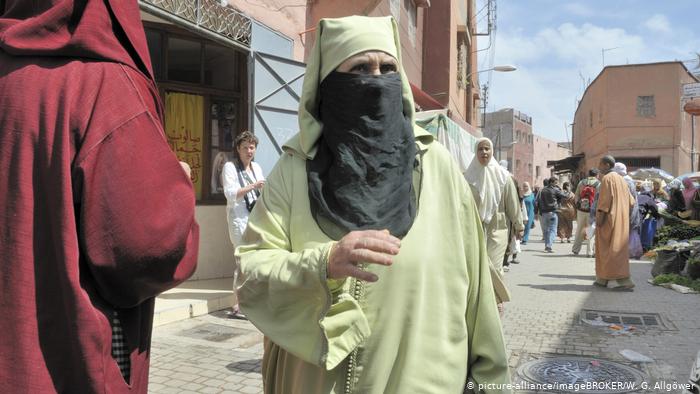 Woman in Morocco wearing niqab and abaya (photo: picture-alliance/ImageBroker/W. G. Allgoewer)