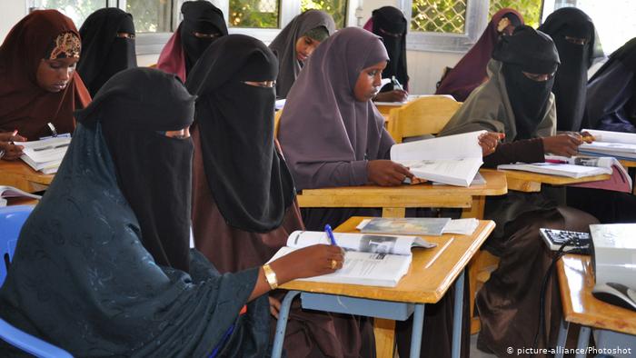 Veiled students in Mogadishu (photo: picture-alliance/Photoshot)