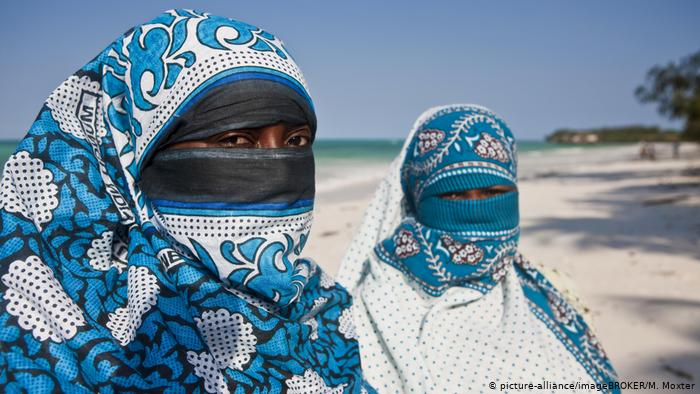 Tanzanian women with face veils (photo: picture-alliance/ImageBroker/M. Moxter)