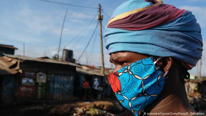 Local designer David Ochieng - a.k.a. Avido - poses in one of his face masks. He is supplying the local community in and around Kibera with reusable masks (photo: picture-alliance/ZumaPress/D. Odhiambo)