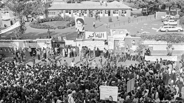 في الرابع من تشرين الثاني/نوفمبر 1979، احتجز طلاب إسلاميون 52 دبلوماسيا أميركيا رهائن في سفارة الولايات المتحدة في طهران، مما أدى إلى قطع العلاقات بين البلدين في 1980. وفرضت واشنطن في 1995 حظرا كاملا على إيران التي اتهمتها بدعم الإرهاب.