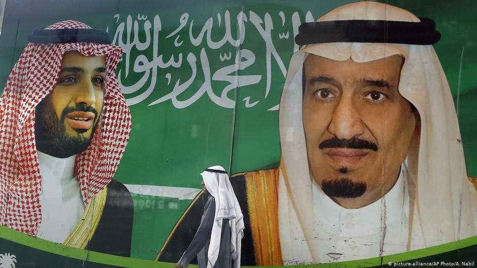 Konfliktakteure im Jemen: der saudische König Salman (re.) und sein Sohn, Kronprinz Mohammed (li.), hier auf einem Plakat; Foto: picture-alliance/AP