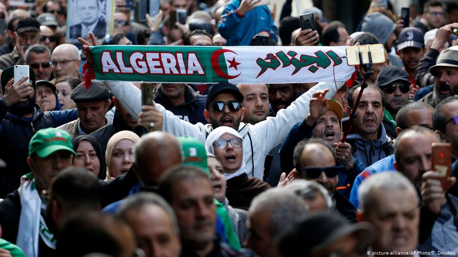 الانتخابات الرئاسية التي فاز فيها عبد المجيد تبّون أجريَت في سياق يرفضه غالبية الجزائريين، وعبروا عن ذلك في مسيرات حاشدة.