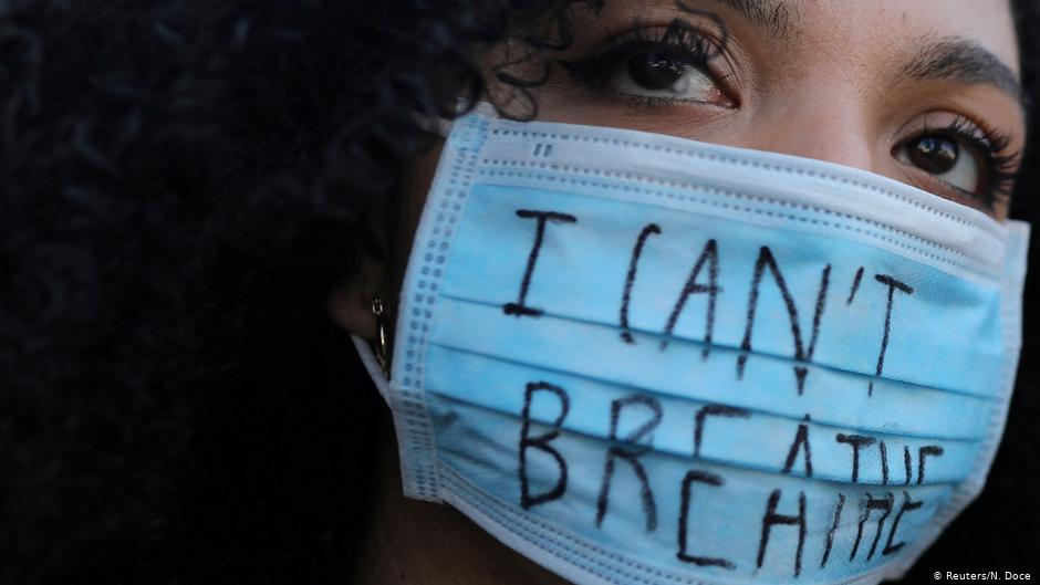 Protester wearing an 'I can't breathe' mask in front of the U.S. consulate in Barcelona, Spain, on 1 June 2020 (photo: Reuters/N. Doce)