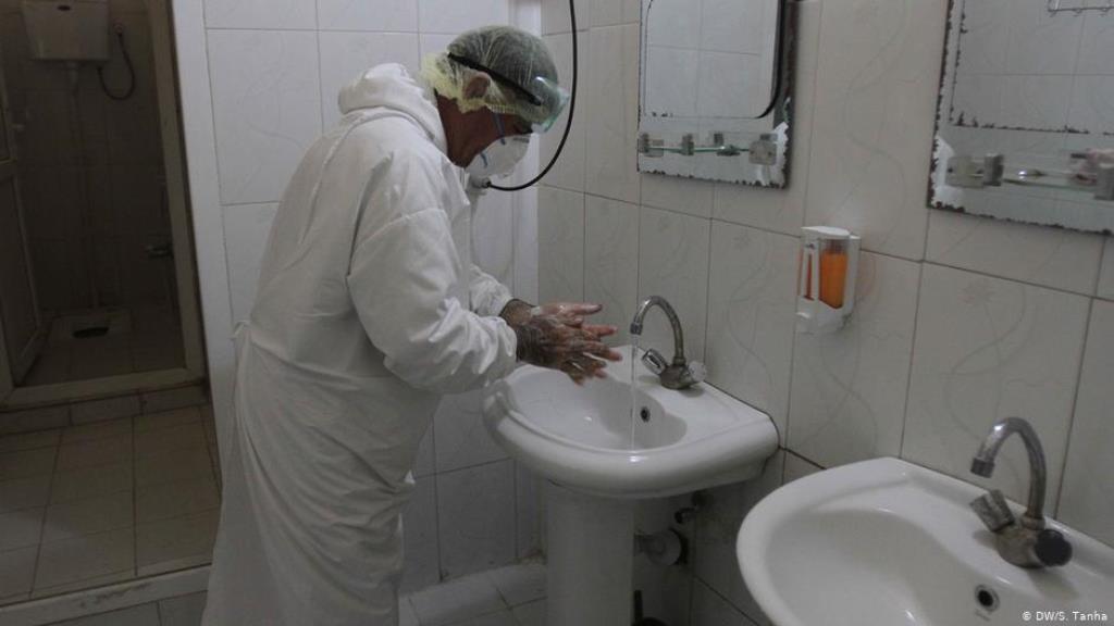 Scrubbing up in a hospital in Herat, Afghanistan(photo: DW/S. Tanha)