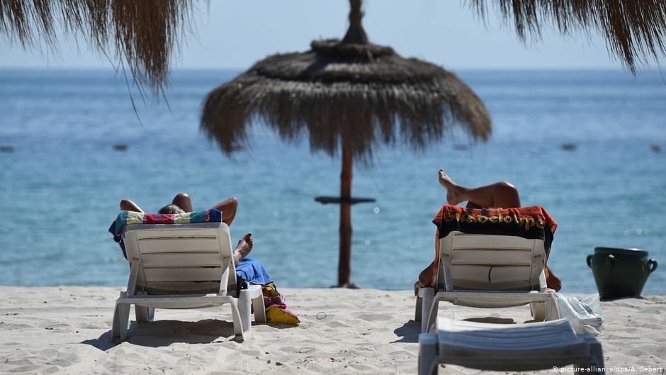 Urlaubsgäste am Strand von Sousse, Tunesien; Foto: picture-alliance/dpa