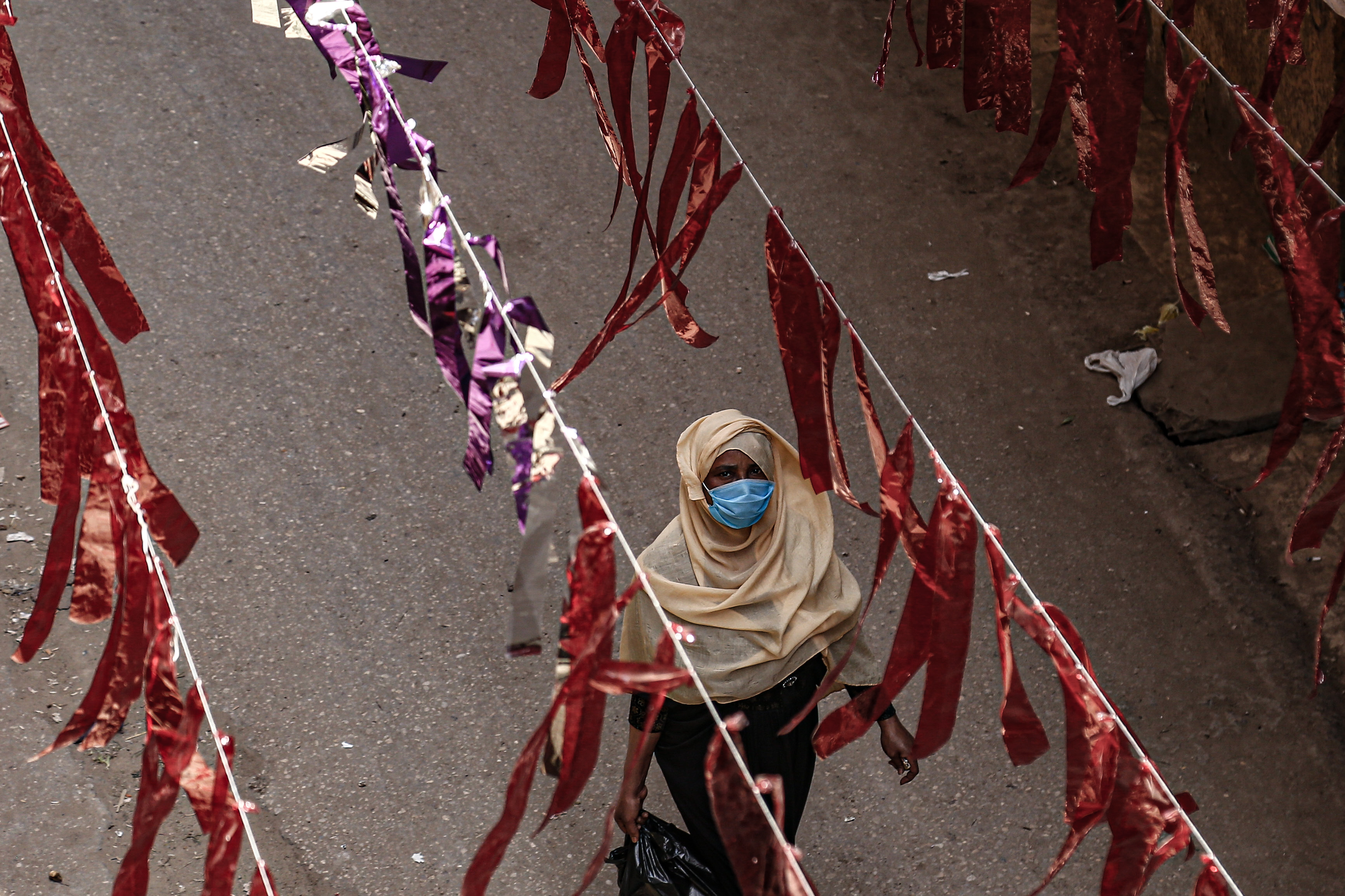 سيدة مصرية تمشي في حي المالك في القاهرة ، الصورة لبنة طارق DPA