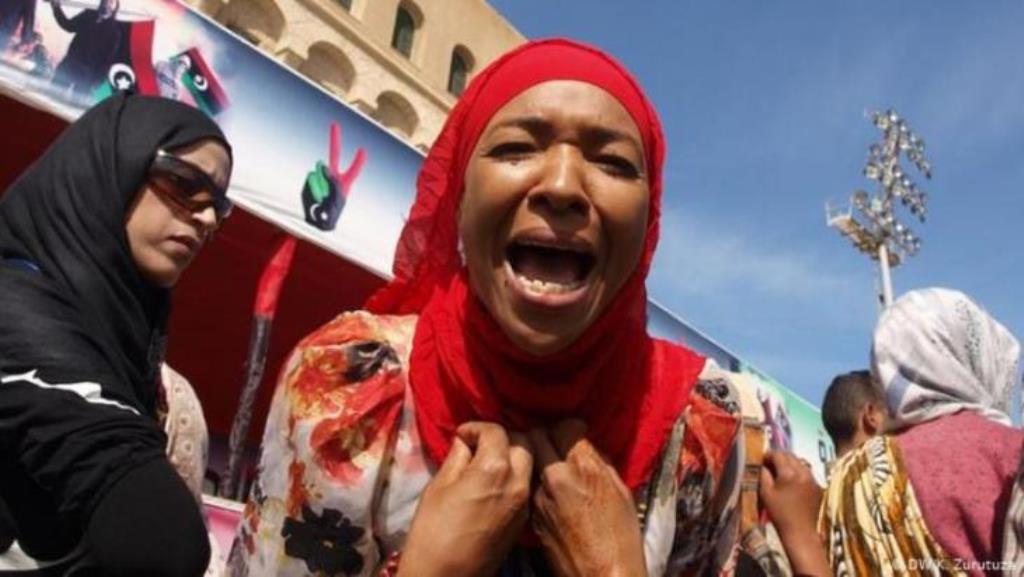 امرأة نازحة من مدينة تاورغاء الليبية تحتج في وسط العاصمة طرابلس - ليبيا.  (photo: DW/K. Zurutuza)
