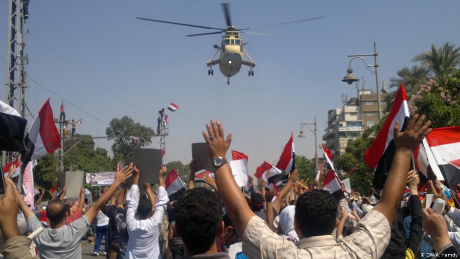 مصريون يهتفون في حي مصر الجديدة بالقاهرة لطائرة مروحية عسكرية محلِّقة في يوليو 2013. Foto: DW/A.Hamdy