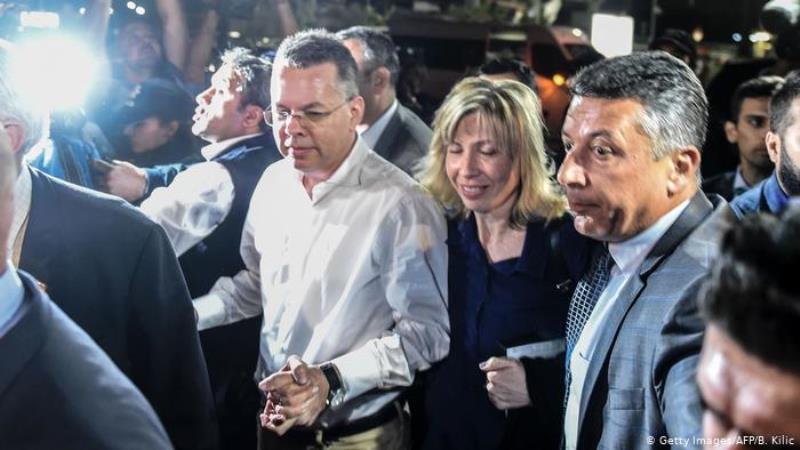 Pastor Andrew Brunson leaves Turkey with his wife following two years of detainment (photo: Getty Images/AFP/B. Kilic)