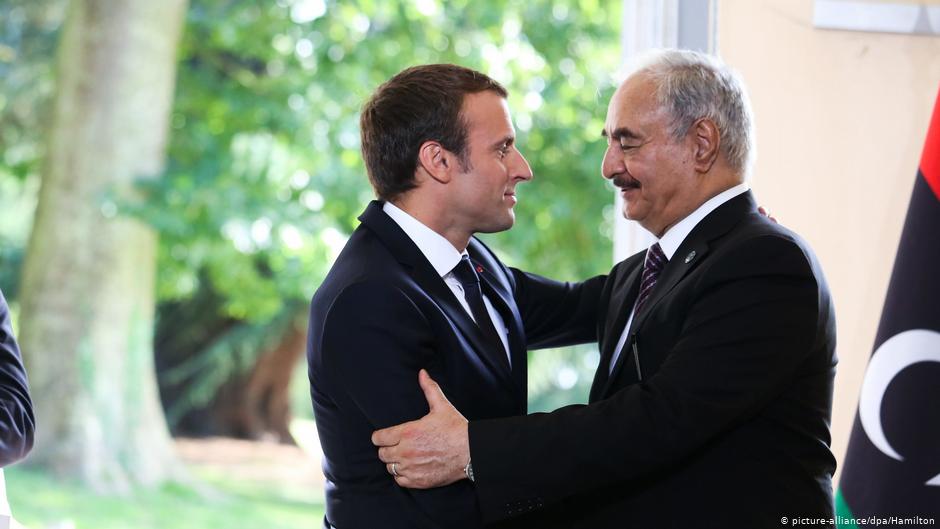 Frankreichs Präsident Macron (l.) und Libyens General Haftar  im Jahr 2017; Foto: picture-alliance/dpa/Hamilton