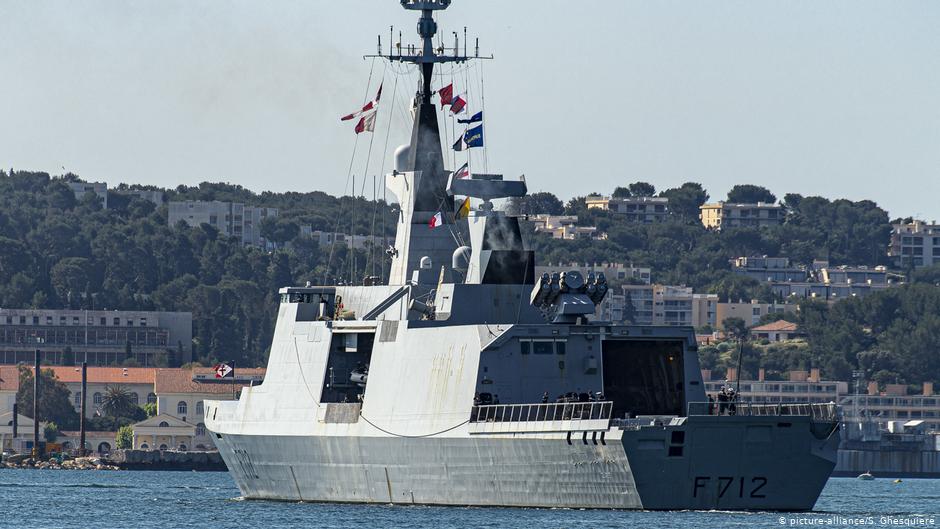 Die französische Fregatte Courbet, die an der NATO-Mission Sea Guardian beteiligt ist; Foto: picture-alliance/S. Ghesquiere