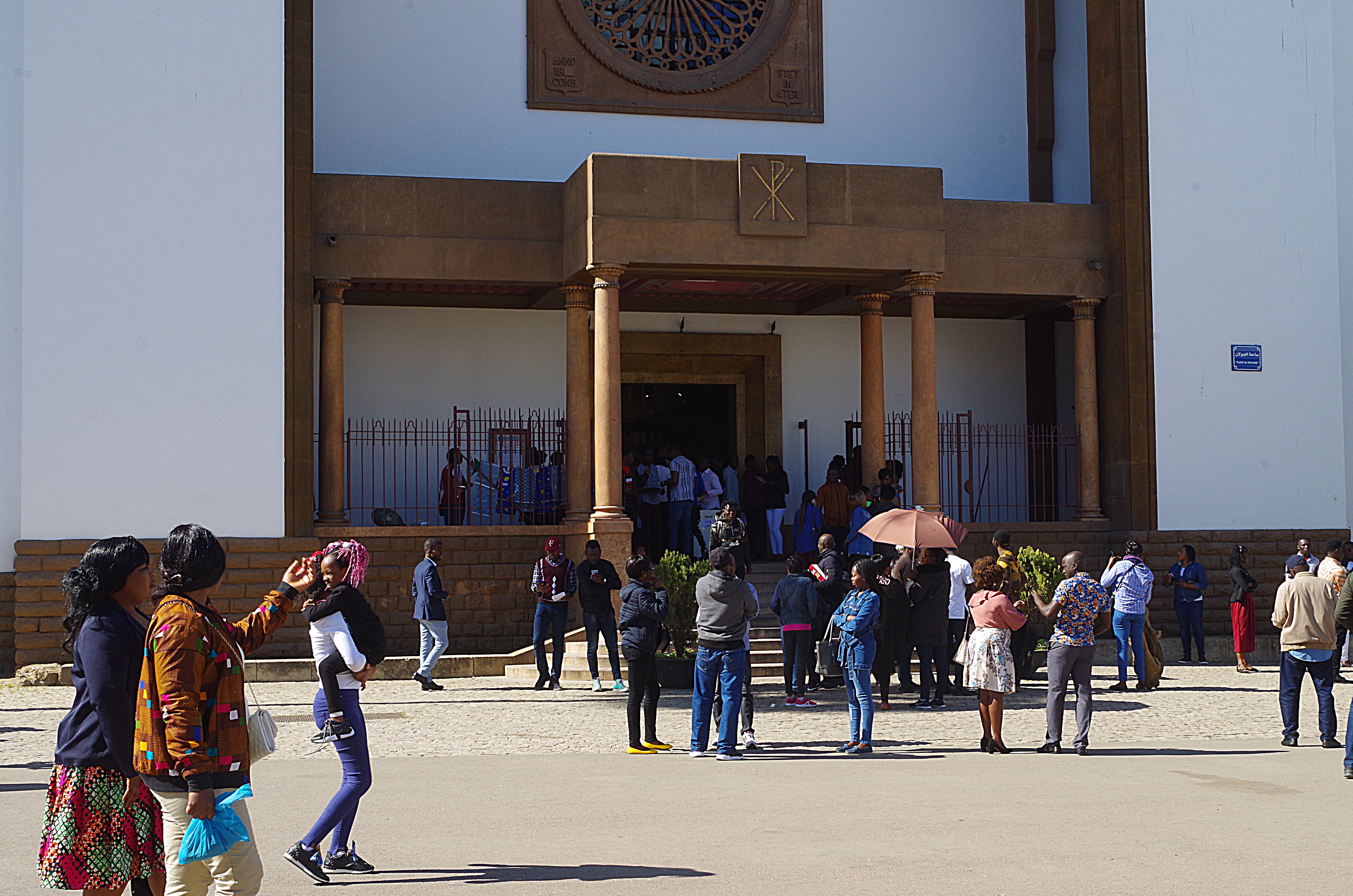 Migranten vor der katholischen Kathedrale St. Peter in Rabat; Foto: Claudia Mende