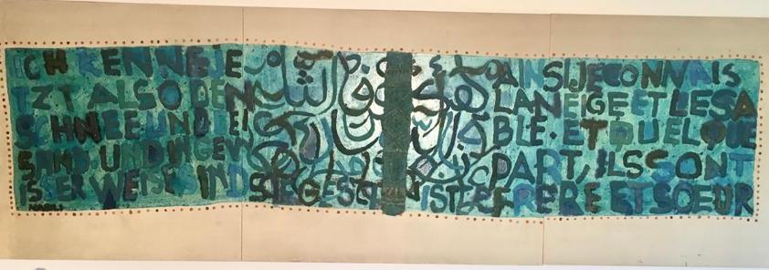 Auمقطع من لوح ثلاثي استلهمه الفنَّان المغربي محمد نبيلي في عام 1997 من رواية "الأميرة الموريسكية" ورسمه برمال الصحراء.  Foto: Regina Keil-Sagawe 