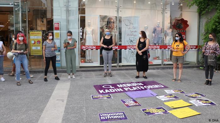 Frauenrechtsorganisationen organisieren Protest auf der Straße, sie fürchten weitere Rückschritte beim Schutz von Frauen vor Gewalt; Foto: DHA